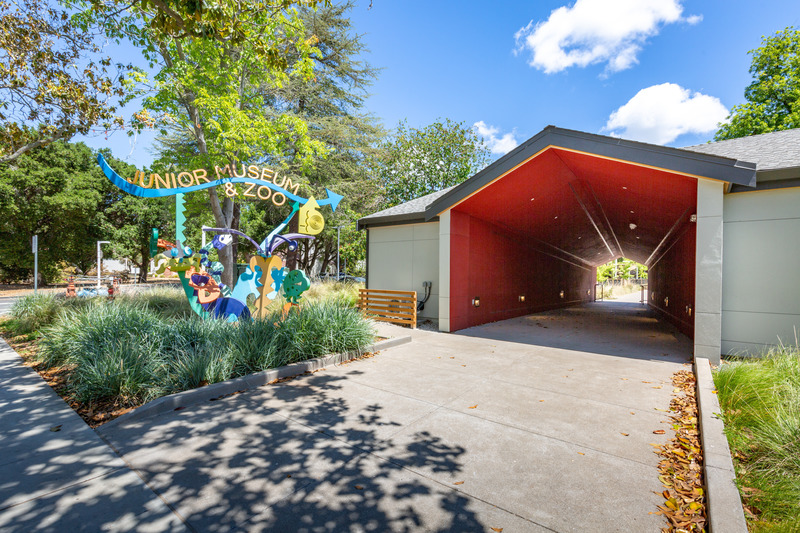 Press kit | 2757-27 - Press release | A New Zoo Experience in Silicon Valley - CAW Architects - Institutional Architecture -  A colorful main entrance invites guests to use their imagination while entering the Palo Alto Junior Museum and Zoo (JMZ).   - Photo credit: Marco Zecchin Photography