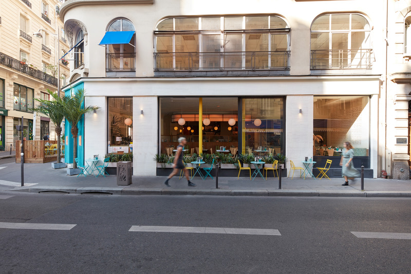Press kit | 5857-01 - Press release | Cali Uptown - Studio UNLTD - Commercial Interior Design -  The exterior of the restaurant is notable for its façade of brickwork laid out in a modernist geometric pattern and painted brightest white.   - Photo credit:  Le Boulicaut Photographe 