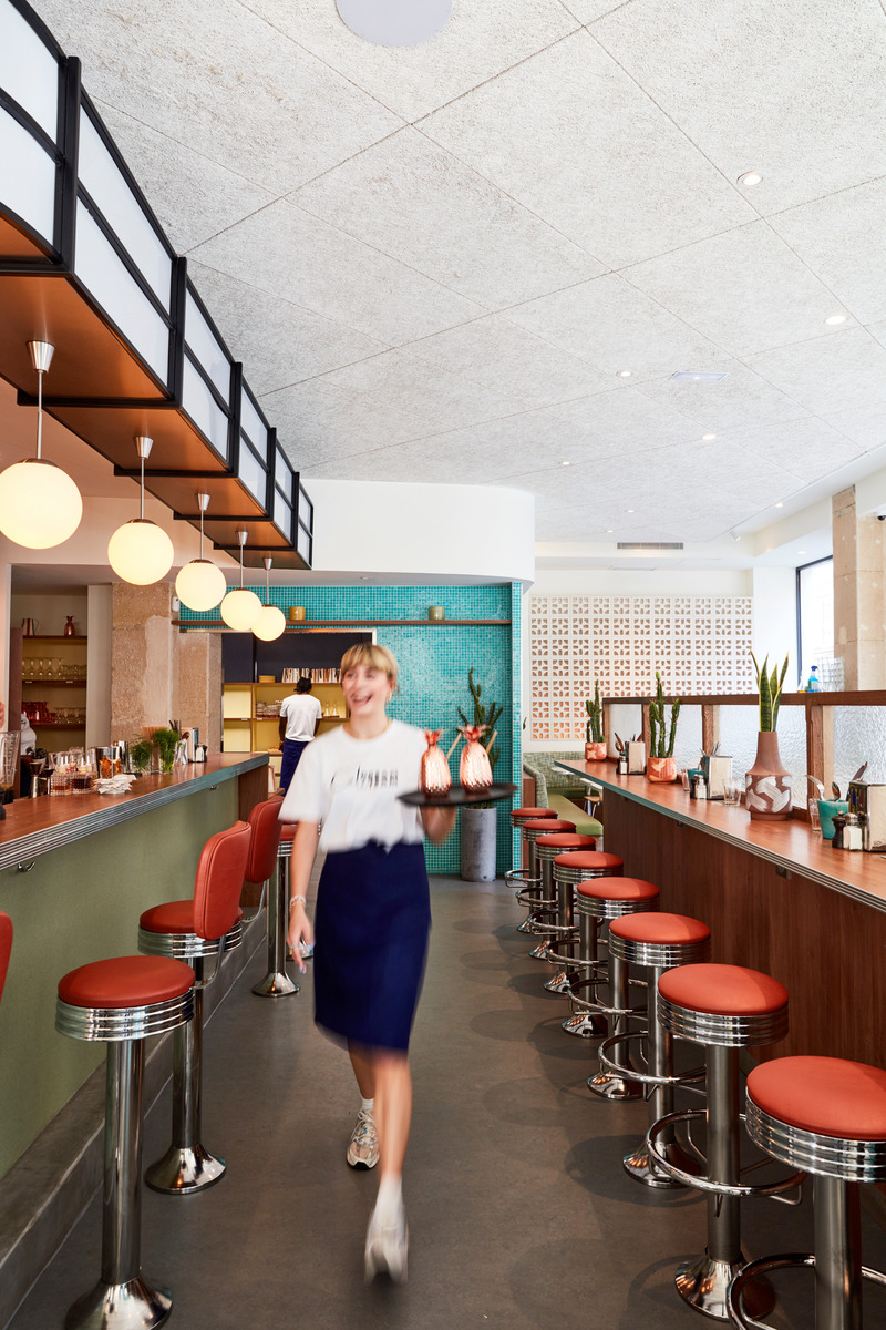 Press kit | 5857-01 - Press release | Cali Uptown - Studio UNLTD - Commercial Interior Design -  The client wanted a vibrant design with a strong connection to the mood and lifestyle that inspired the modernist design movement of Southern California.     - Photo credit: Le Boulicaut Photographe