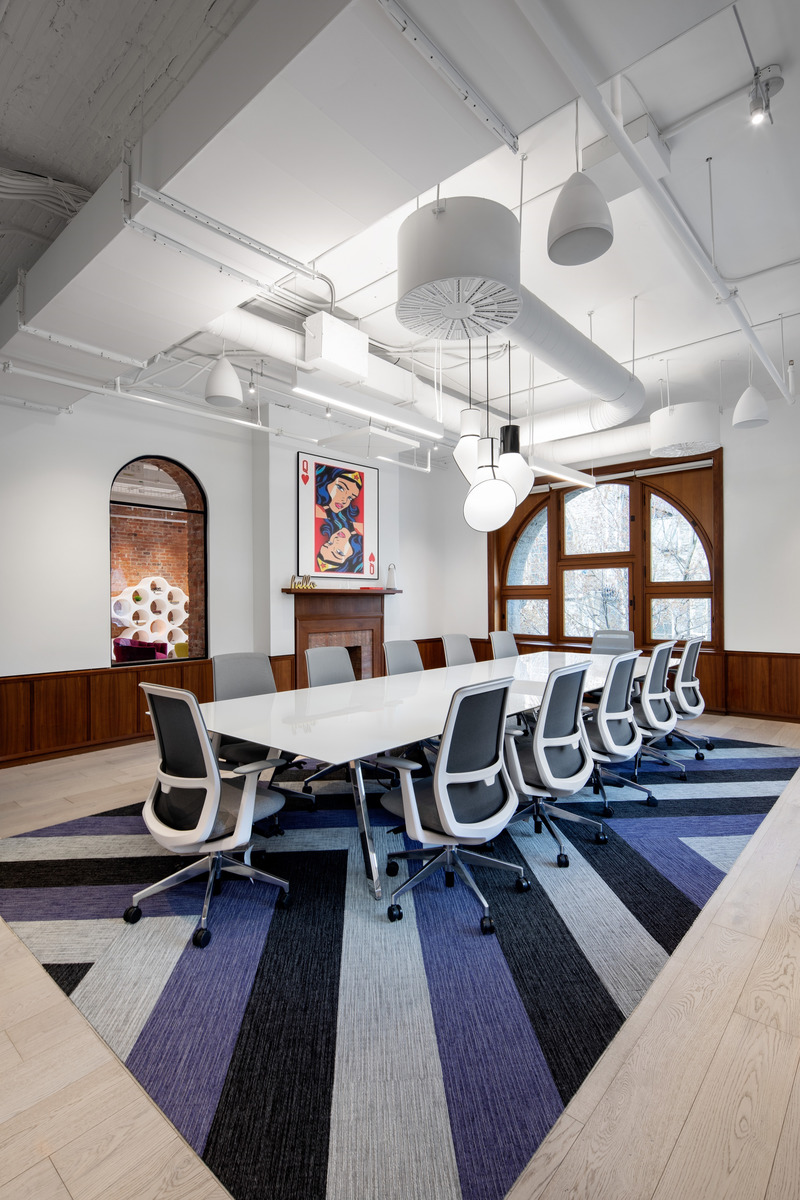 Press kit | 1152-12 - Press release | Bold and bright: OneSpan office highlights the symbiotic relationship between lighting and thoughtful design - LumiGroup - Commercial Interior Design - Photo credit: Stéphane Brugger Photographe