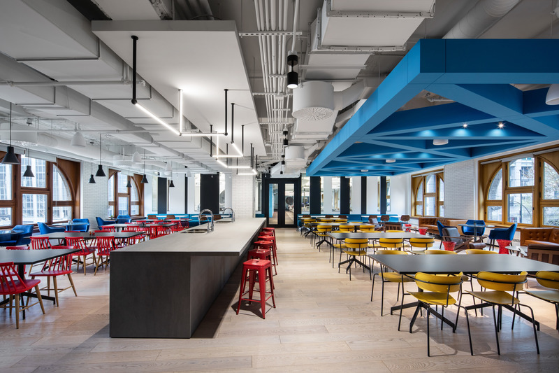 Press kit | 1152-12 - Press release | Bold and bright: OneSpan office highlights the symbiotic relationship between lighting and thoughtful design - LumiGroup - Commercial Interior Design - Photo credit: Stéphane Brugger Photographe