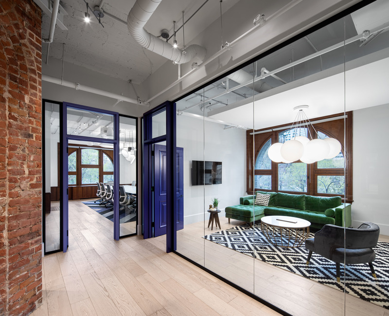 Press kit | 1152-12 - Press release | Bold and bright: OneSpan office highlights the symbiotic relationship between lighting and thoughtful design - LumiGroup - Commercial Interior Design - Photo credit: Stéphane Brugger Photographe