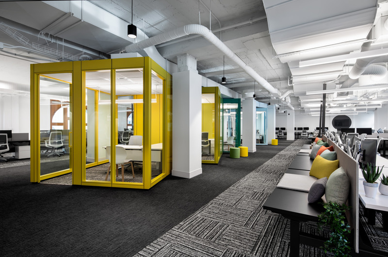 Press kit | 1152-12 - Press release | Bold and bright: OneSpan office highlights the symbiotic relationship between lighting and thoughtful design - LumiGroup - Commercial Interior Design - Photo credit: Stéphane Brugger Photographe
