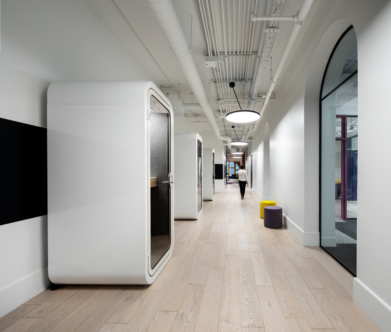 Press kit | 1152-12 - Press release | Bold and bright: OneSpan office highlights the symbiotic relationship between lighting and thoughtful design - LumiGroup - Commercial Interior Design - Photo credit: Stéphane Brugger Photographe