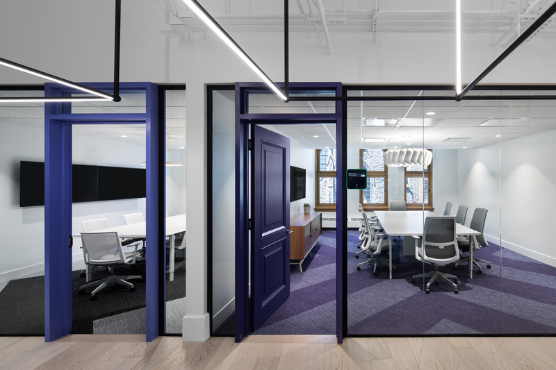 Press kit | 1152-12 - Press release | Bold and bright: OneSpan office highlights the symbiotic relationship between lighting and thoughtful design - LumiGroup - Commercial Interior Design - Photo credit: Stéphane Brugger Photographe