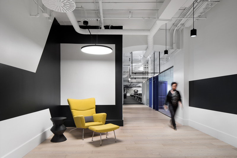 Press kit | 1152-12 - Press release | Bold and bright: OneSpan office highlights the symbiotic relationship between lighting and thoughtful design - LumiGroup - Commercial Interior Design - Photo credit: Stéphane Brugger Photographe