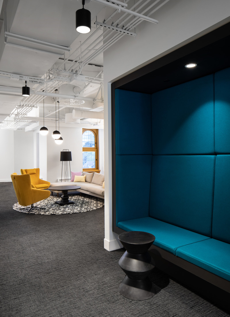 Press kit | 1152-12 - Press release | Bold and bright: OneSpan office highlights the symbiotic relationship between lighting and thoughtful design - LumiGroup - Commercial Interior Design - Photo credit: Stéphane Brugger Photographe
