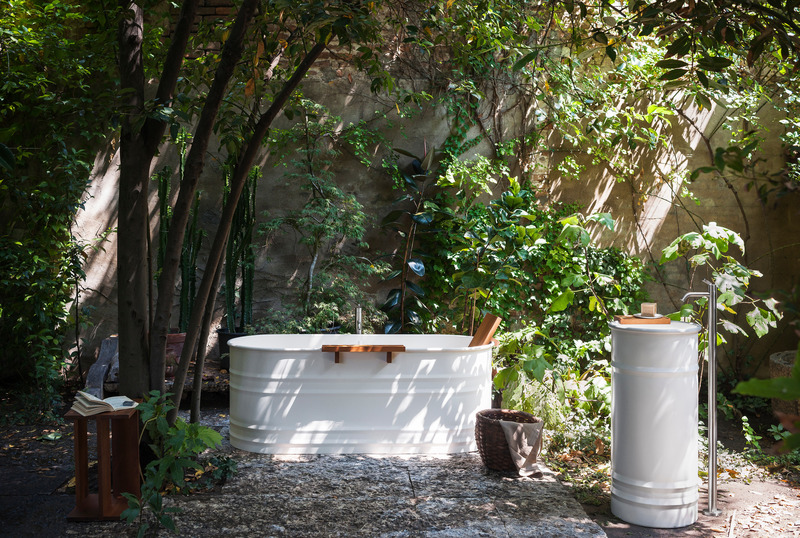 Dossier de presse | 4232-07 - Communiqué de presse | The Agape Outdoor Collection - Agape - Produit - <p> <b>Vieques</b></p><p style="">Baignoire et lavabo<br style=""><b>Patricia Urquiola</b> </p> - Crédit photo : Andrea Ferrari