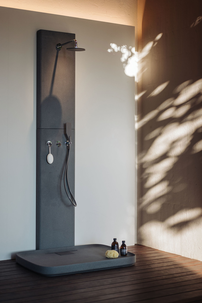 Dossier de presse | 4232-07 - Communiqué de presse | The Agape Outdoor Collection - Agape - Produit -  <p class=""><b>Petra</b></p><p class="">Lavabo, Colonne, Plan<span></span><br></p><p class=""><b>Diego Vencato, Marco Merendi</b> – 2018</p><p class="">La finition superficielle du Cementoskin® résulte naturelle et veloutée et inspire l’entière collection Petra. L’eau coule sur des surfaces souples, doucement inclinées comme celles d’une pierre lévigée par les éléments de la nature. La collection se compose de: un lavabo, disponible dans la version à poser, murale ou fixé à une colonne monolithique, deux receveurs et une colonne de douche, un plan d’appui et un support pour tuyau d’arrosage.</p>  - Crédit photo : Andrea Ferrari