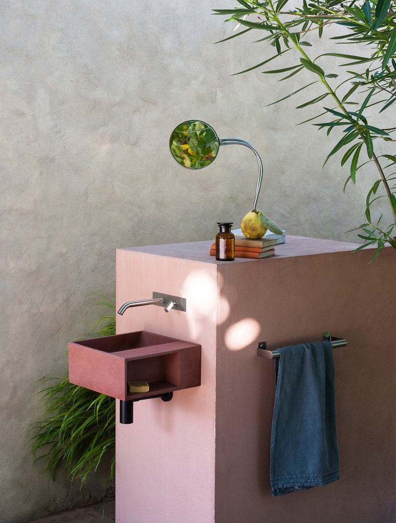 Dossier de presse | 4232-07 - Communiqué de presse | The Agape Outdoor Collection - Agape - Produit -  <p class="" style=""><b>Handwash</b></p><p class="" style="">Lavabo <br style=""></p><p class=""><b>Benedini Associati</b> – 2010</p><p class="" style="">Avec ses simples formes compactes et carrées, le lavabo Handwash, dans la nouvelle version en Cementoskin®, est prêt à être inséré aussi bien dans des espaces indoor que dans des espaces outdoor. Le nouveau matériel garantit la facilité de manutention et améliore la résistance du lavabo aux agents atmosphériques. Le lavabo est disponible avec un espace de rangement latéral et  il est combinable à robinetterie murale ou monotrou.<br style=""></p>  - Crédit photo : Andrea Ferrari