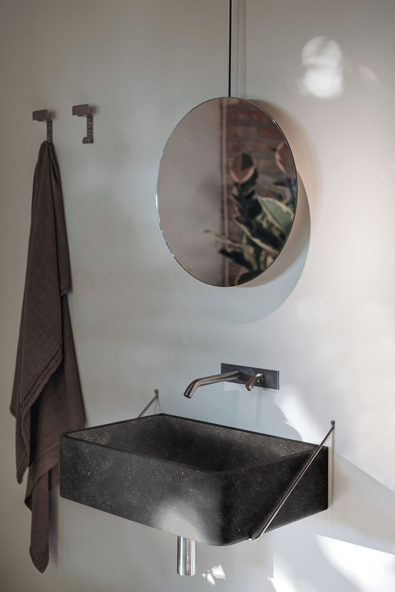 Dossier de presse | 4232-07 - Communiqué de presse | The Agape Outdoor Collection - Agape - Produit -  <p class=""><b>Carrara</b></p><p class="">Lavabo</p><p class=""><b>Benedini Associati</b> – 1999</p><p class="">Le lavabo Carrara, dans la nouvelle version en Petit Granit, devient compatible à l’utilisation outdoor. Dans le catalogue depuis plus de vingt ans, grâce à son ample bassin rectangulaire avec les bords minces et sa structure en acier inox poli, Carrara est capable d’élever et qualifier les contextes les plus variés avec son élégance et sa rigueur.</p>  - Crédit photo : Andrea Ferrari