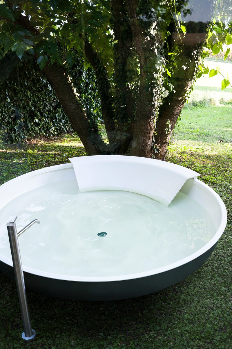 Dossier de presse | 4232-07 - Communiqué de presse | The Agape Outdoor Collection - Agape - Produit -  <p class=""><b>Ufo</b></p><p class="">Baignoire<br></p><p class=""><b>Benedini Associati</b> – 2002</p>  - Crédit photo : Andrea Ferrari
