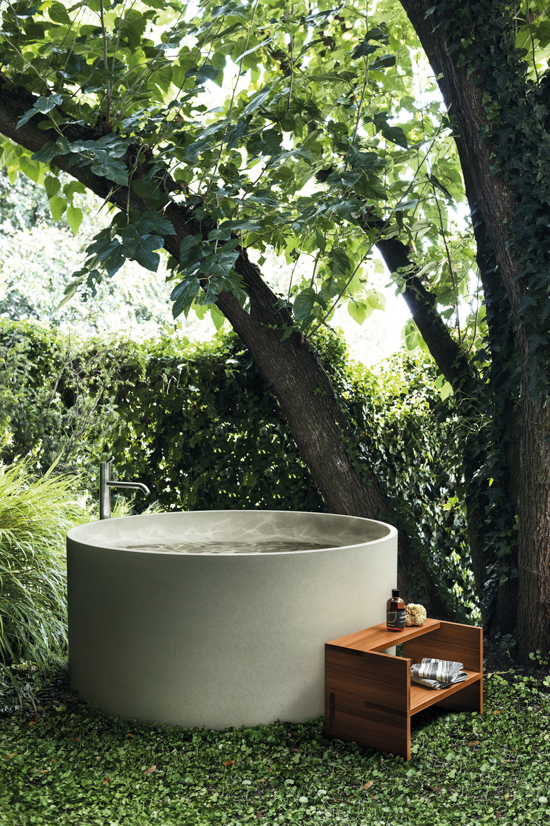 Dossier de presse | 4232-07 - Communiqué de presse | The Agape Outdoor Collection - Agape - Produit -  <p class=""><b>In-Out Cemento</b></p><p class="">Baignoire autoportante<br></p><p class=""><b>Benedini Associati</b> - 2021</p><p class="">La baignoire In-Out en ciment est la dernière addition à la famille des baignoires In-Out. Réalisée en Cementoskin®, elle conserve la forme circulaire et l’encombrement réduit des autres baignoires de la famille. Grâce à l’emploi du ciment, cette version est adaptée à l’utilisation interne et externe.<br></p>  - Crédit photo : Andrea Ferrari