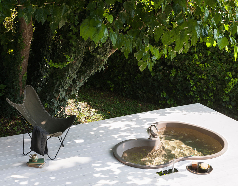 Dossier de presse | 4232-07 - Communiqué de presse | The Agape Outdoor Collection - Agape - Produit -  <p class=""><b>DR Cemento</b></p><p class="">Baignoire<br></p><p class=""><b>Studio Mk27, Marcio Kogan, Mariana Ruzante</b> - 2014/2020</p><p class="">Version encastrée.<br></p>  - Crédit photo : Andrea Ferrari