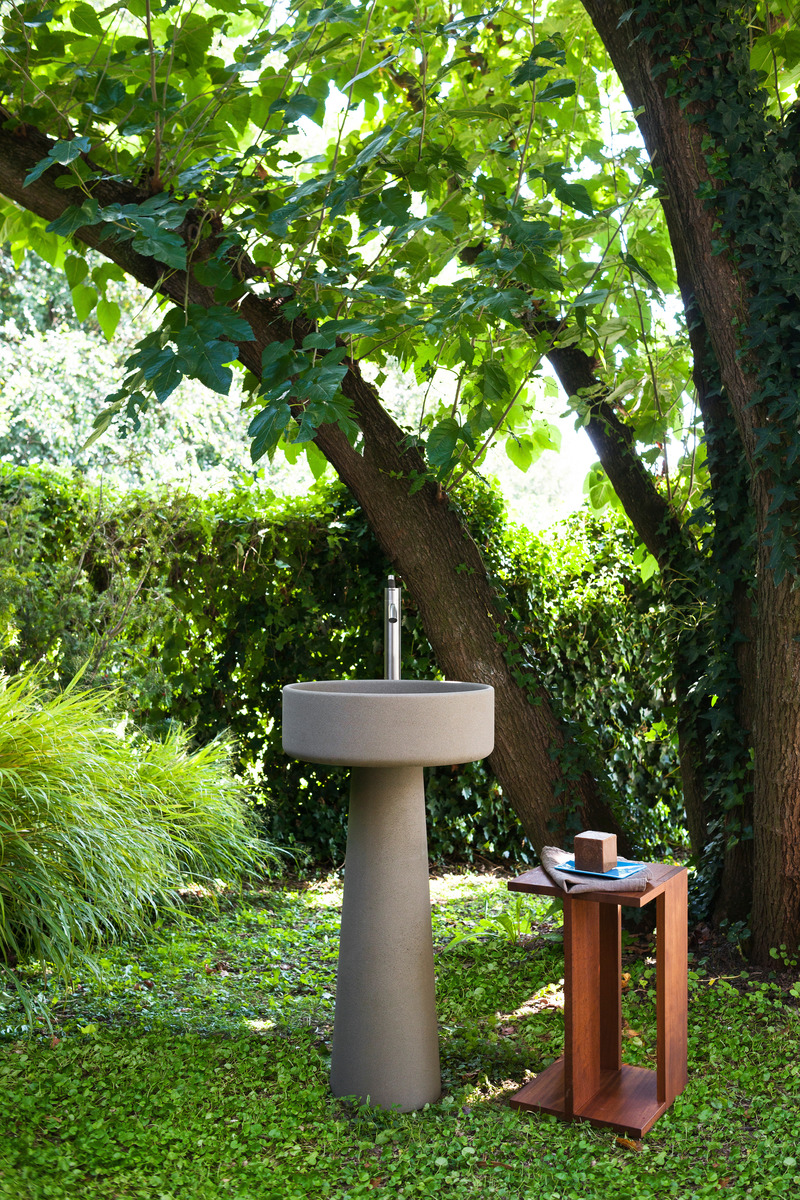 Dossier de presse | 4232-07 - Communiqué de presse | The Agape Outdoor Collection - Agape - Produit -  <p class=""><b>Bjhon 1</b></p><p class="">Lavabo</p><p class=""><b>Angelo Mangiarotti</b> – 1970/2011</p><p class="" style="">La famille des lavabos Bjhon a été conçue en 1970 à partir d’une idée de Angelo Magiarotti. Les iconiques colonnes autoportantes Bjhon 1 et Bjhon 2 se côtoient aux respectives versions à poser. Bjhon 1 peut être réalisé en Petit Granit ou en ciment dans toutes le colorations de Cementoskin® disponibles en catlogue.<span></span><br style=""></p>  - Crédit photo : Andrea Ferrari