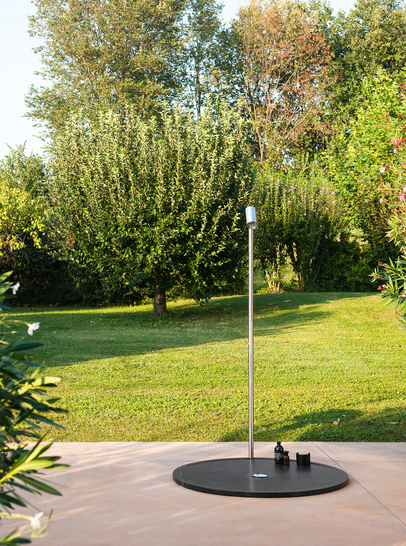 Dossier de presse | 4232-07 - Communiqué de presse | The Agape Outdoor Collection - Agape - Produit -  <p class=""><b>Amuleto</b></p><p class="">Receveur de douche</p><p class=""><b>RD Agape</b> – 2019</p><p class="">Amuleto enchante avec sa géométrie simple et son matériel. Le receveur de douche est réalisé en marbre Petit Granit, inclus de siphon avec sa plaque de recouvrement en ABS chromé. (ø cm 130, h cm 4)</p>  - Crédit photo : Andrea Ferrari