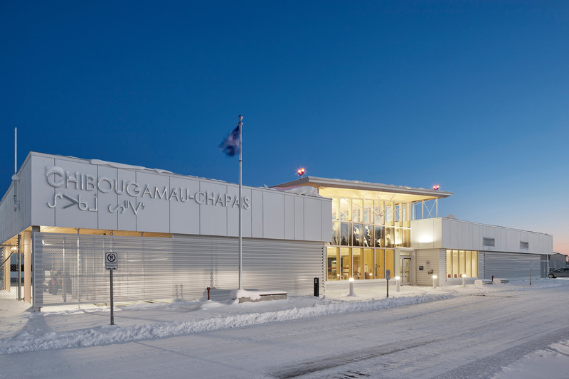 Dossier de presse | 612-19 - Communiqué de presse | Une nouvelle aérogare pour l'aéroport de Chibougamau-Chapais - EVOQ Architecture + ARTCAD en consortium - Architecture institutionnelle - Crédit photo : Maxime Brouillet