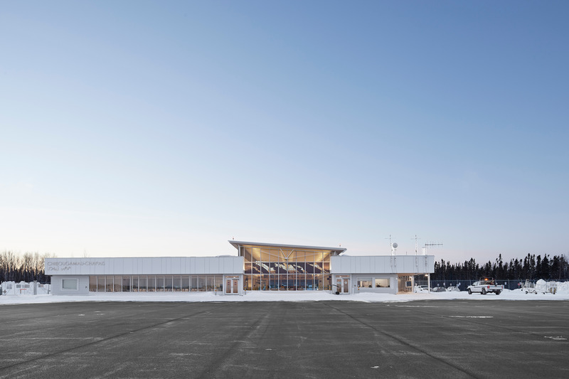 Dossier de presse | 612-19 - Communiqué de presse | Une nouvelle aérogare pour l'aéroport de Chibougamau-Chapais - EVOQ Architecture + ARTCAD en consortium - Architecture institutionnelle - Crédit photo : Maxime Brouillet