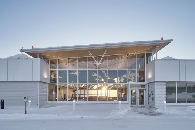 Dossier de presse | 612-19 - Communiqué de presse | Une nouvelle aérogare pour l'aéroport de Chibougamau-Chapais - EVOQ Architecture + ARTCAD en consortium - Architecture institutionnelle - Crédit photo : Maxime Brouillet