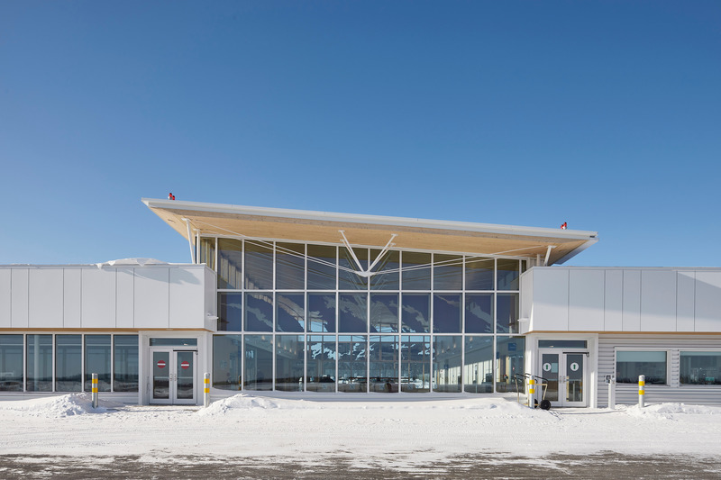 Dossier de presse | 612-19 - Communiqué de presse | Une nouvelle aérogare pour l'aéroport de Chibougamau-Chapais - EVOQ Architecture + ARTCAD en consortium - Architecture institutionnelle - Crédit photo : Maxime Brouillet
