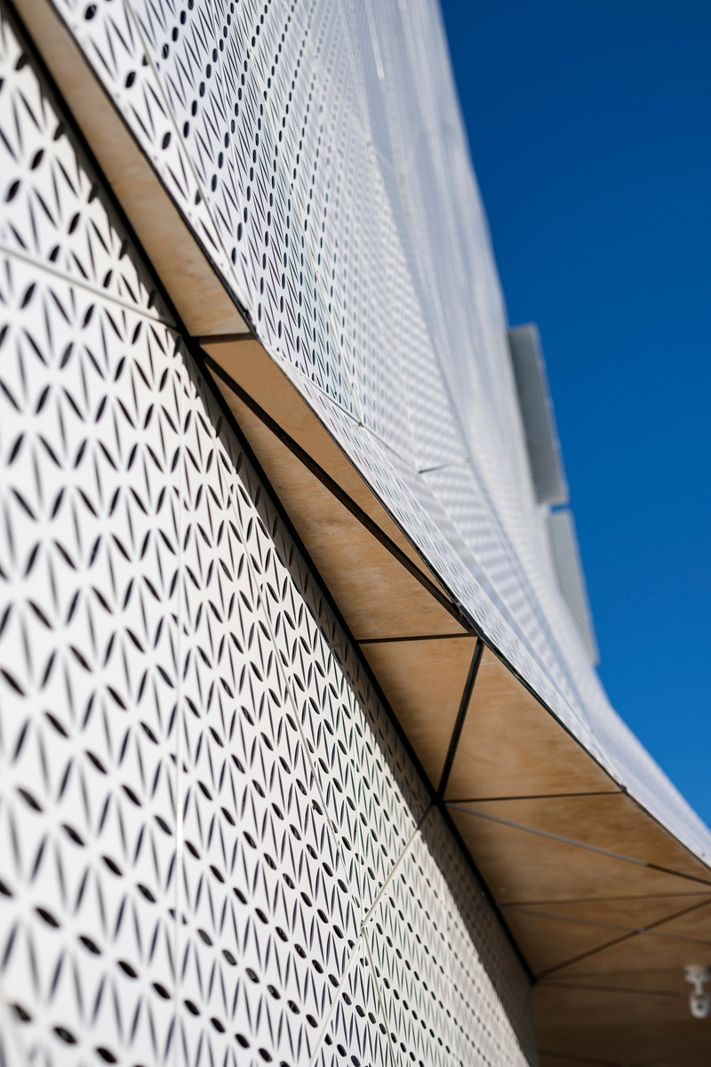 Press kit | 1139-06 - Press release | Wave One - FAAB Architektura - Commercial Architecture - South Elevation, entrance canopy detail  - Photo credit: © FAAB, Photographer: Maciej Lulko