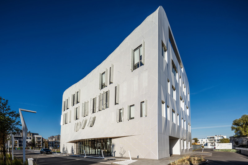 Press kit | 1139-06 - Press release | Wave One - FAAB Architektura - Commercial Architecture - South-East Elevation, facade shutters open - Photo credit: © FAAB, Photographer: Maciej Lulko