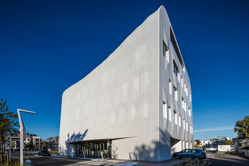 Press kit | 1139-06 - Press release | Wave One - FAAB Architektura - Commercial Architecture - South-East Elevation, facade shutters closed - Photo credit: © FAAB, Photographer: Maciej Lulko