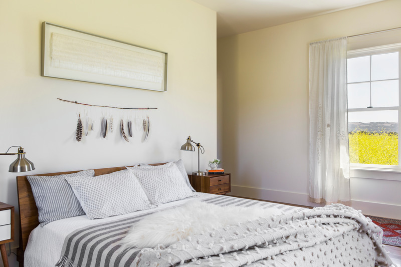 Press kit | 2757-28 - Press release | Architect and Artist Gustave Carlson Redefines California Hygge - Gustave Carlson Design - Residential Architecture -  Sonoma Residence: A sense of calm is evident in the primary bedroom. - Photo credit: Laure Joliet Photography