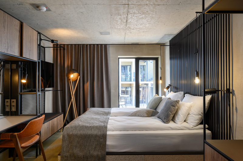 Dossier de presse | 3053-02 - Communiqué de presse | Hotel Maestoso - ENOTA - Architecture commerciale - Hotel Maestoso - room - Crédit photo : Miran Kambic