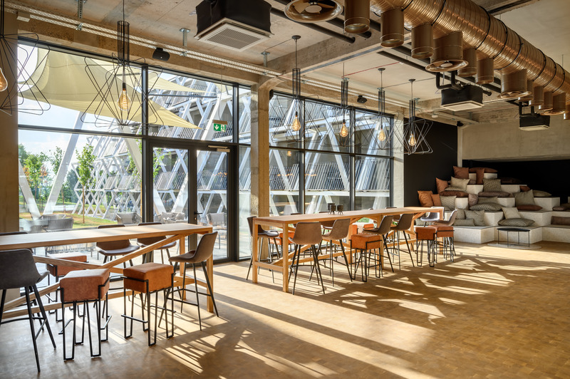 Dossier de presse | 3053-02 - Communiqué de presse | Hotel Maestoso - ENOTA - Architecture commerciale - Hotel Maestoso - hall - Crédit photo : Miran Kambic