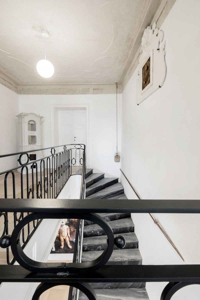 Press kit | 5356-03 - Press release | Gut Wagram - destilat design studio - Residential Interior Design - main staircase - Photo credit: Monika Nguyen