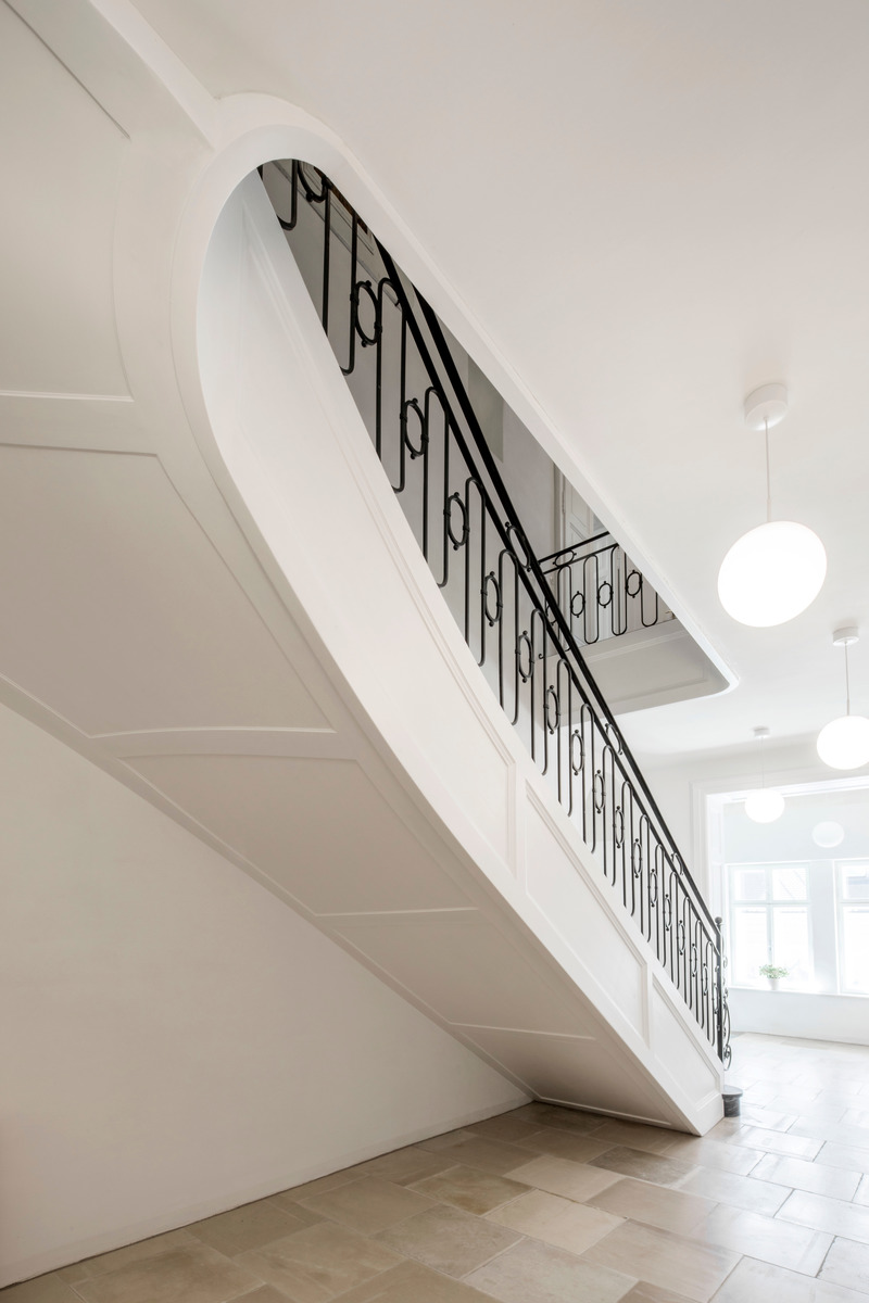 Press kit | 5356-03 - Press release | Gut Wagram - destilat design studio - Residential Interior Design - main staircase - Photo credit: Monika Nguyen