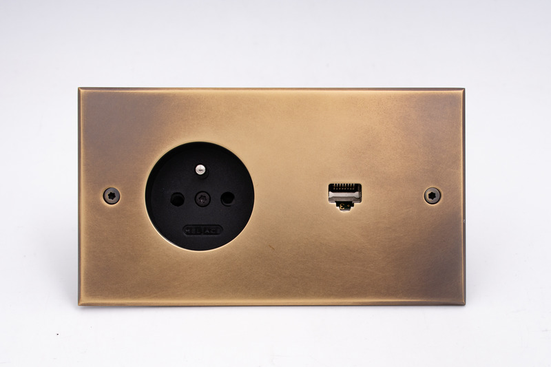 Dossier de presse | 2630-12 - Communiqué de presse | MELJAC dévoile une nouvelle finition sur laiton : Antique Brass NA - MELJAC - Produit - Crédit photo : Meljac