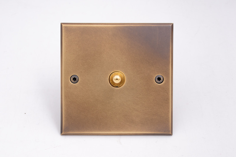 Dossier de presse | 2630-12 - Communiqué de presse | MELJAC dévoile une nouvelle finition sur laiton : Antique Brass NA - MELJAC - Produit - Crédit photo : Meljac