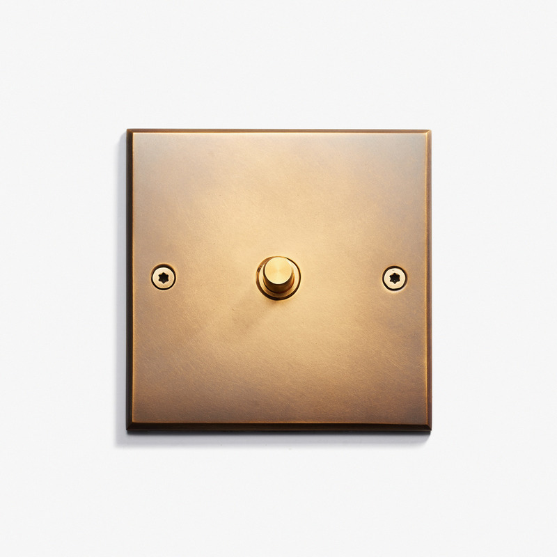 Dossier de presse | 2630-12 - Communiqué de presse | MELJAC dévoile une nouvelle finition sur laiton : Antique Brass NA - MELJAC - Produit - Crédit photo : Meljac