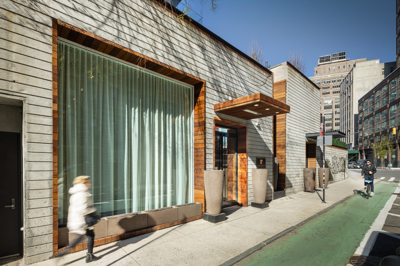 Dossier de presse | 5897-02 - Communiqué de presse | ModernHaus Hotel - Palette Architecture - Architecture commerciale - Hotel and Restaurant Street Entrances - Crédit photo : Pavel Bendov