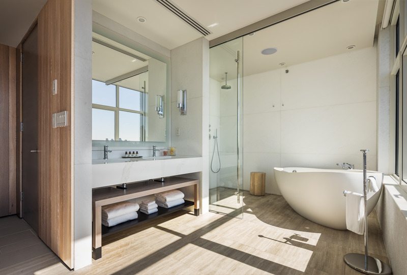 Dossier de presse | 5897-02 - Communiqué de presse | ModernHaus Hotel - Palette Architecture - Architecture commerciale - Presidential Suite Bathroom - Crédit photo : Pavel Bendov