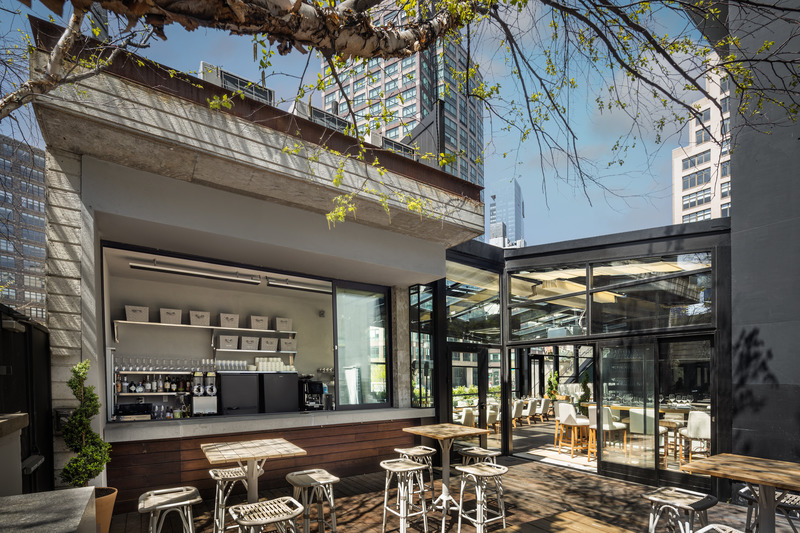 Dossier de presse | 5897-02 - Communiqué de presse | ModernHaus Hotel - Palette Architecture - Architecture commerciale - Back Bar at Veranda - Crédit photo : Pavel Bendov