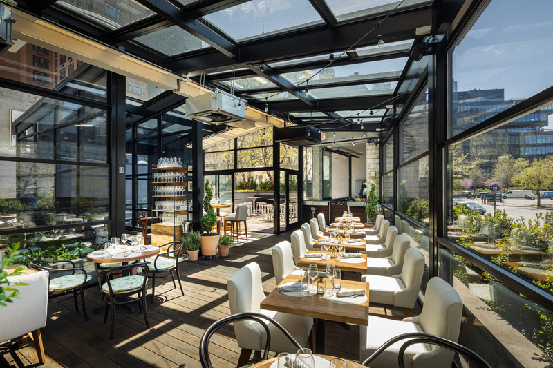 Dossier de presse | 5897-02 - Communiqué de presse | ModernHaus Hotel - Palette Architecture - Architecture commerciale - Veranda Dining Room - Crédit photo : Pavel Bendov
