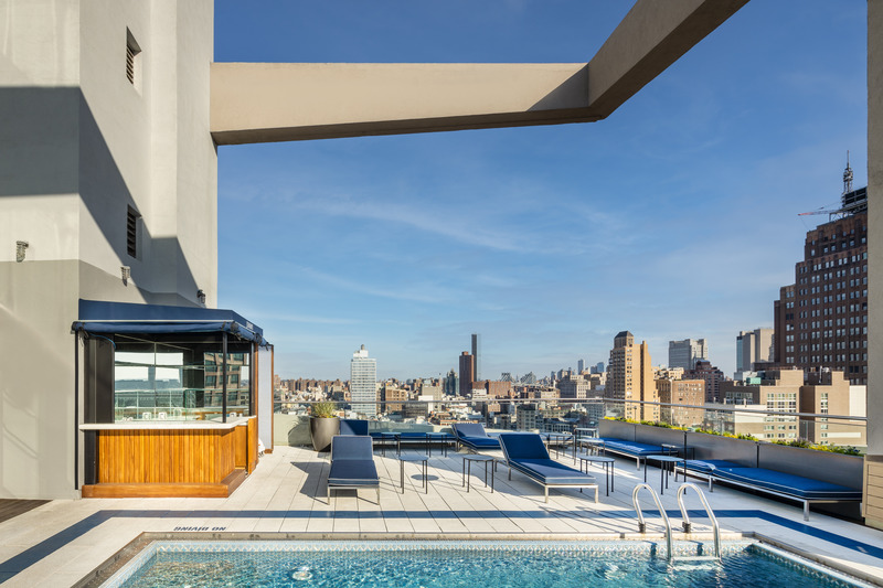 Dossier de presse | 5897-02 - Communiqué de presse | ModernHaus Hotel - Palette Architecture - Architecture commerciale - Poolside at The Jimmy - Crédit photo : Pavel Bendov