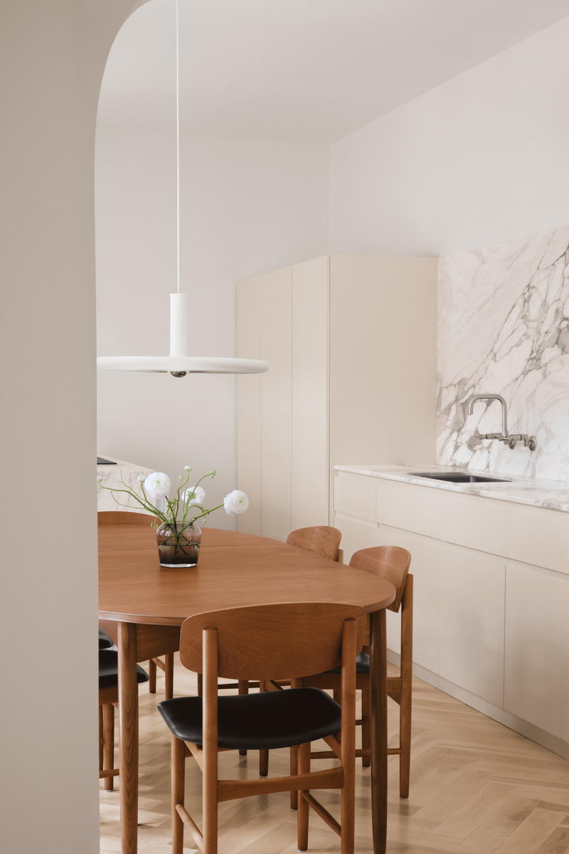 Press kit | 4241-04 - Press release | Saint-Hubert apartment - Vives St-Laurent - Residential Interior Design - Kitchen and dining room - Photo credit: Alex Lesage
