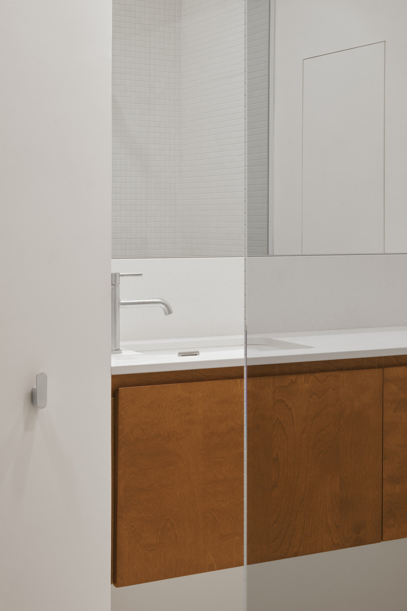 Press kit | 4241-04 - Press release | Saint-Hubert apartment - Vives St-Laurent - Residential Interior Design - Bathroom - Photo credit: Alex Lesage