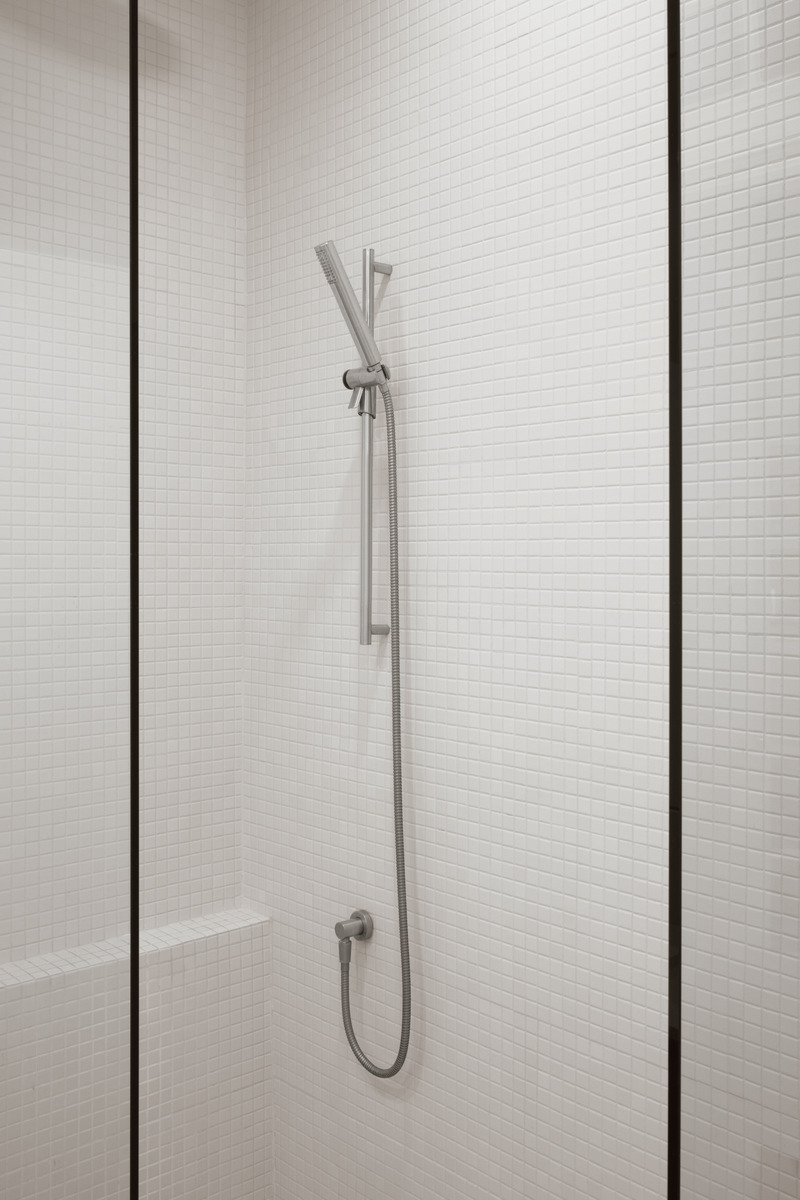 Press kit | 4241-04 - Press release | Saint-Hubert apartment - Vives St-Laurent - Residential Interior Design - Bathroom - Photo credit: Alex Lesage