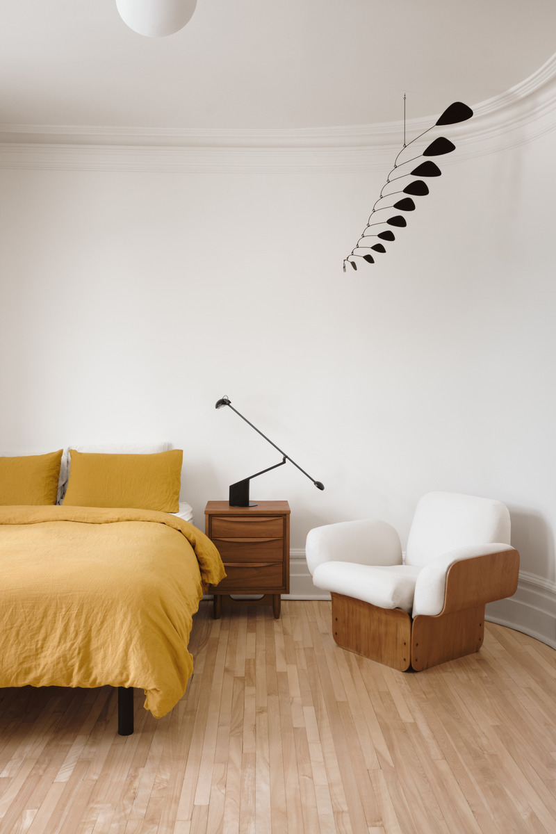 Press kit | 4241-04 - Press release | Saint-Hubert apartment - Vives St-Laurent - Residential Interior Design - Bedroom - Photo credit: Alex Lesage