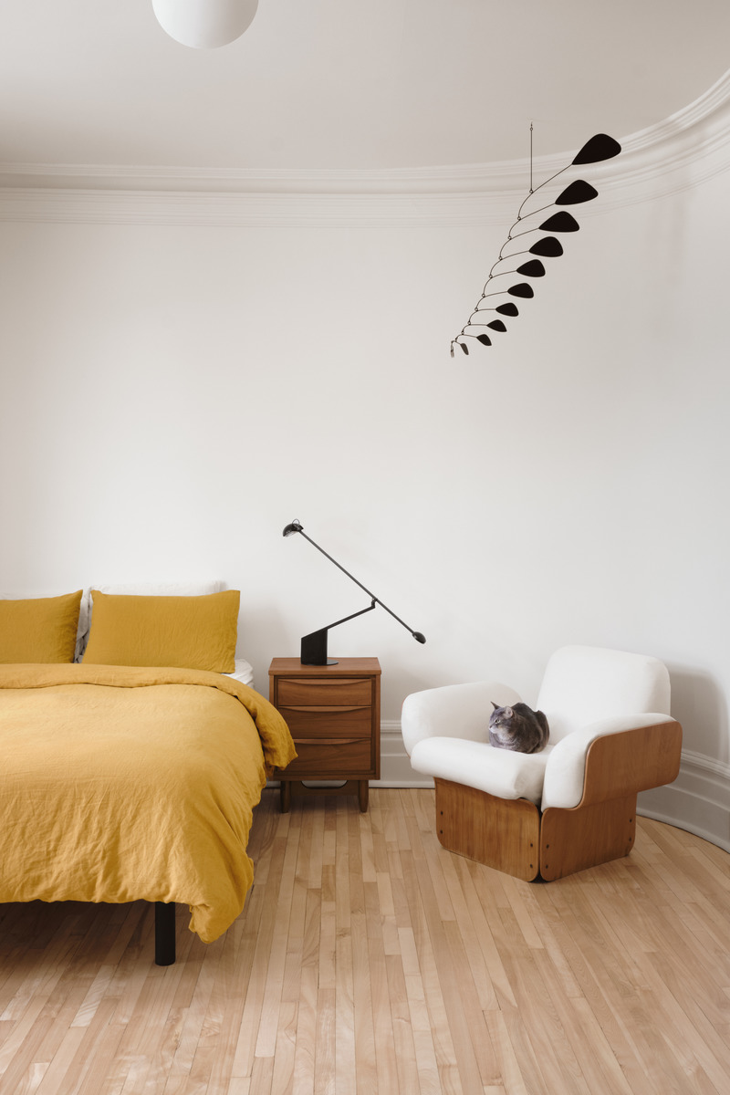 Press kit | 4241-04 - Press release | Saint-Hubert apartment - Vives St-Laurent - Residential Interior Design - Bedroom - Photo credit: Alex Lesage