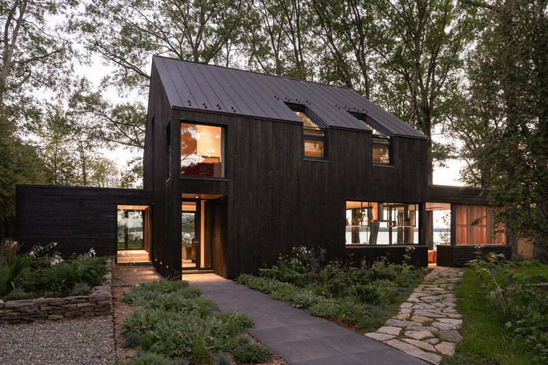 Dossier de presse | 611-35 - Communiqué de presse | Lancement de la 13e édition du Guide 200 architectes et designers d'intérieur québécois - Index-Design - Édition - Maison Pointe Fisher du Lac-Brome par Natalie Dionne Architecture - Crédit photo : Raphaël Thibodeau