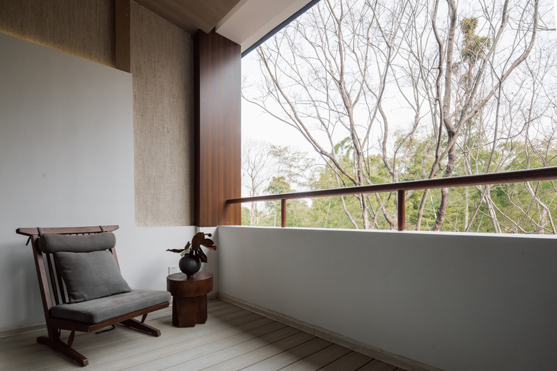 Dossier de presse | 4869-03 - Communiqué de presse | Architecture invites nature - Studio DOTCOF - Design d’intérieur commercial - Guest Room-Balcony - Crédit photo : Mono Photo Center