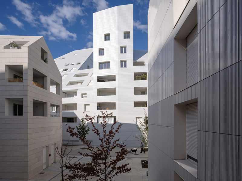Press kit | 2506-10 - Press release | Laboratory-Developed: the Future of the City by MVRDV - AGROB BUCHTAL - Residential Architecture - <p class="">The ceramic shell of the building is a striking feature of Ilot Queyries. Working closely with renowned architects MVRDV (Rotterdam), Agrob Buchtal created flat and profiled surfaces in a special shade of grey specifically for this project. The grey varies according to the incidence of light, underlining the sculptural effect of the ensemble.</p> - Photo credit: agrob-buchtal.de/ OssipArchitectuurfotogr, Rotterdam