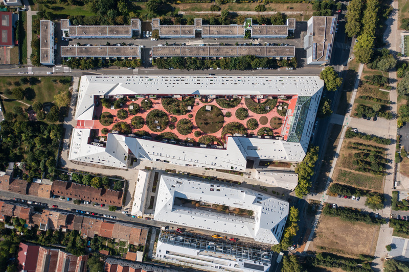 Press kit | 2506-10 - Press release | Laboratory-Developed: the Future of the City by MVRDV - AGROB BUCHTAL - Residential Architecture - <p class="">The inner courtyard, enclosed by the 200-metre long building and which can be accessed by residents and the public, is a further feature of the complex.</p> - Photo credit: agrob-buchtal.de/ OssipArchitectuurfotogr, Rotterdam