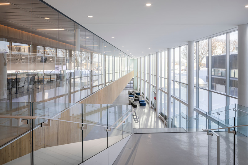 Dossier de presse | 865-49 - Communiqué de presse | La vitesse inspire Lemay pour la conception du plus grand anneau de glace intérieur en Amérique du Nord - Lemay - Architecture commerciale - Escaliers - Crédit photo : Stephane Groleau